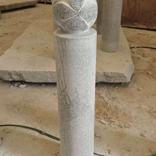 衡水 芝麻白花岗岩石材挡车石柱、停车柱、圆柱挡车柱、方柱挡车柱等