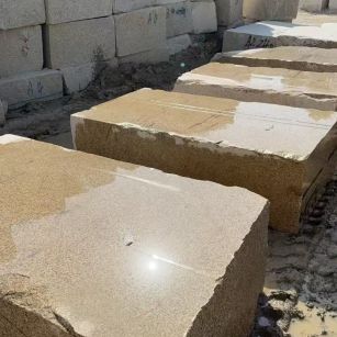 衡水 黄金麻方料堆场洗料分选中，原材料充足