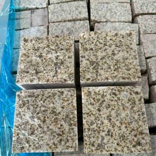 衡水 黄金麻花岗岩自然面小方块，弹石，马蹄石等