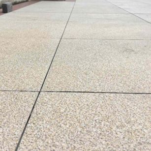 衡水 黄金麻花岗岩石板材荔枝面地面铺装效果