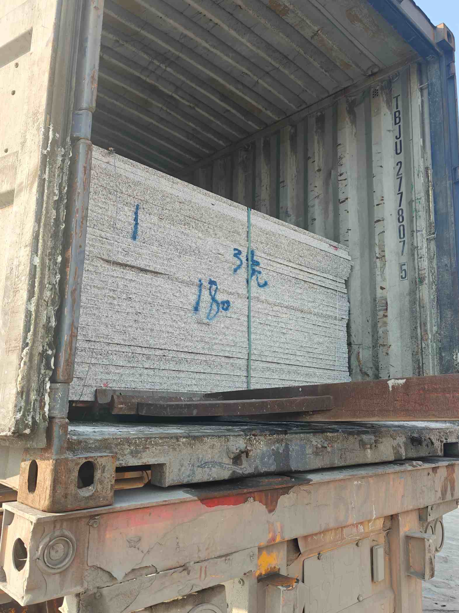 衡水 芝麻白花岗岩石材3.0公分光面毛板装柜出货