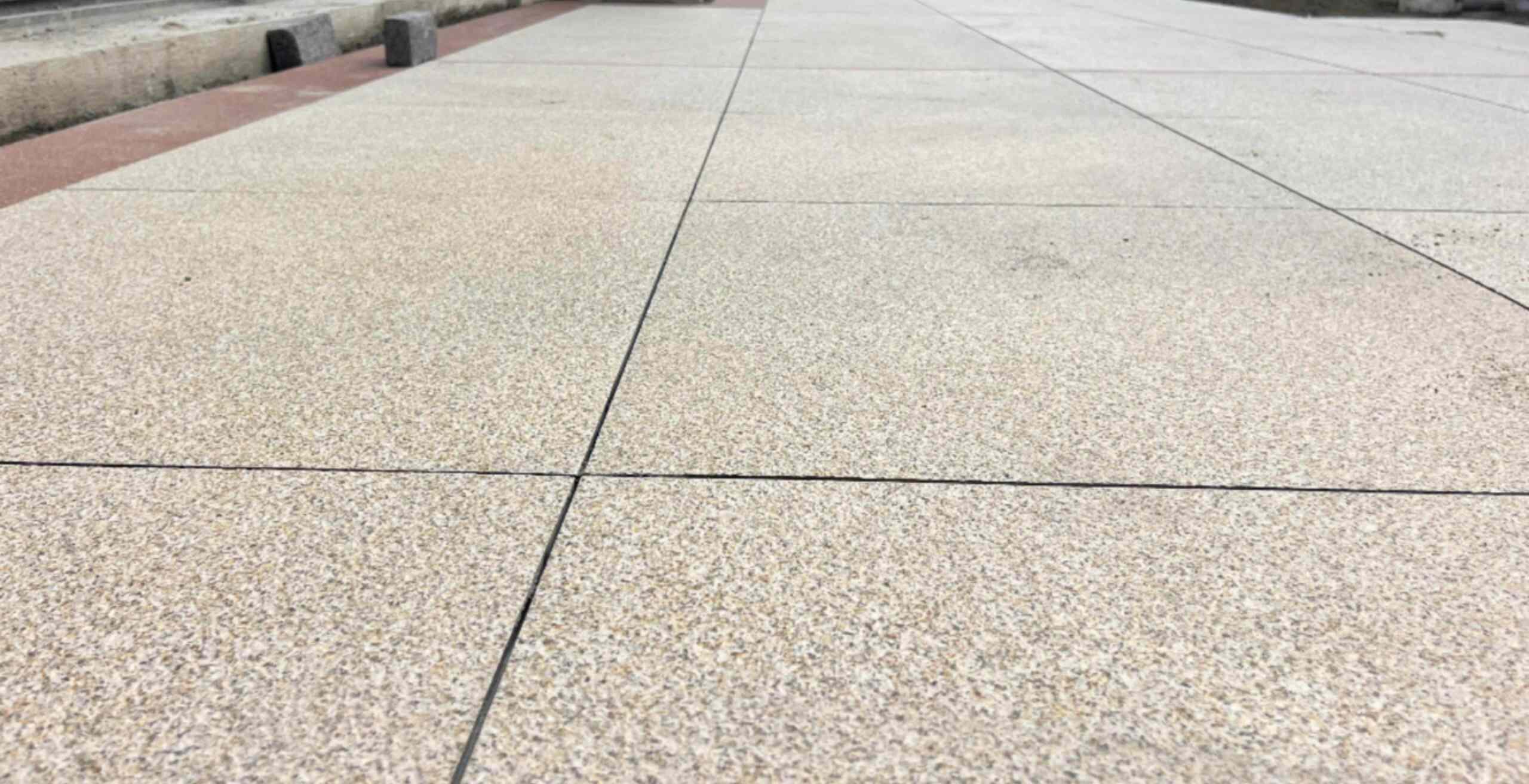 衡水 黄金麻花岗岩石板材荔枝面地面铺装效果