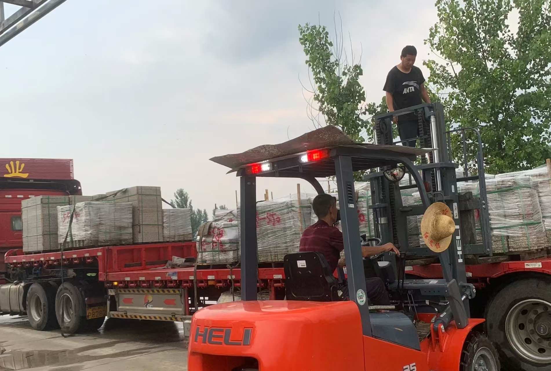 衡水 黄金麻冰裂纹，地铺石装车