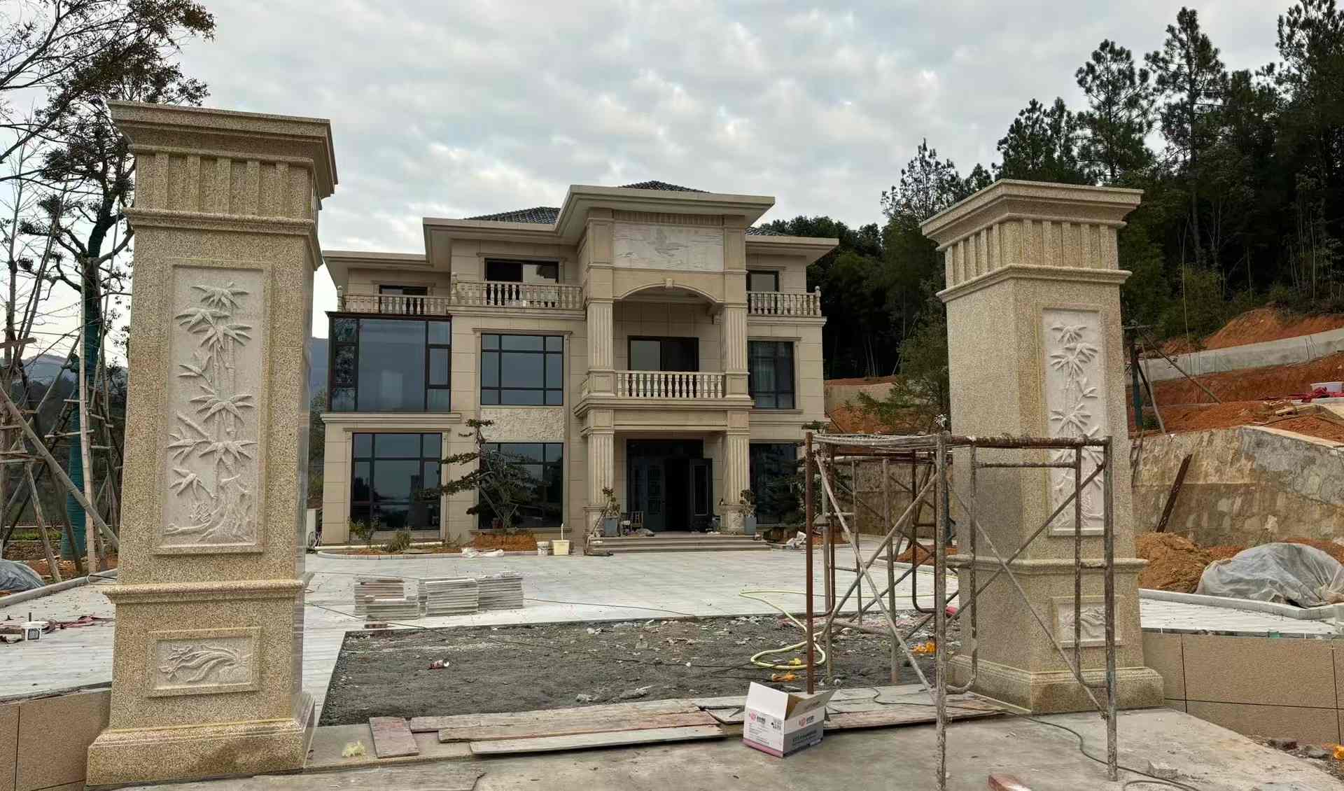 衡水 黄金麻花岗岩别墅雕花外墙干挂配上门口雕花罗马柱