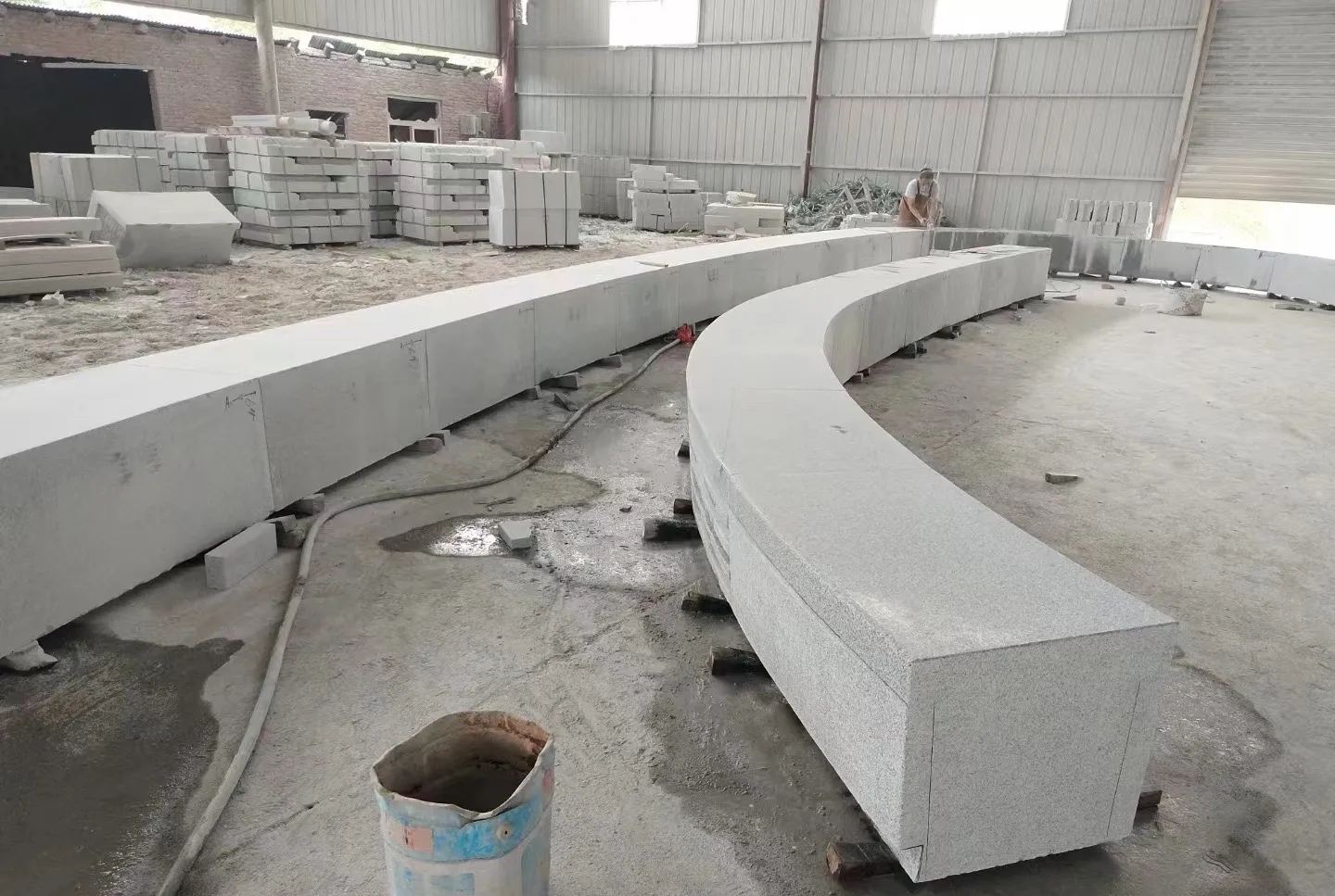 衡水芝麻白花岗岩石板材 园林光面弧形坐凳