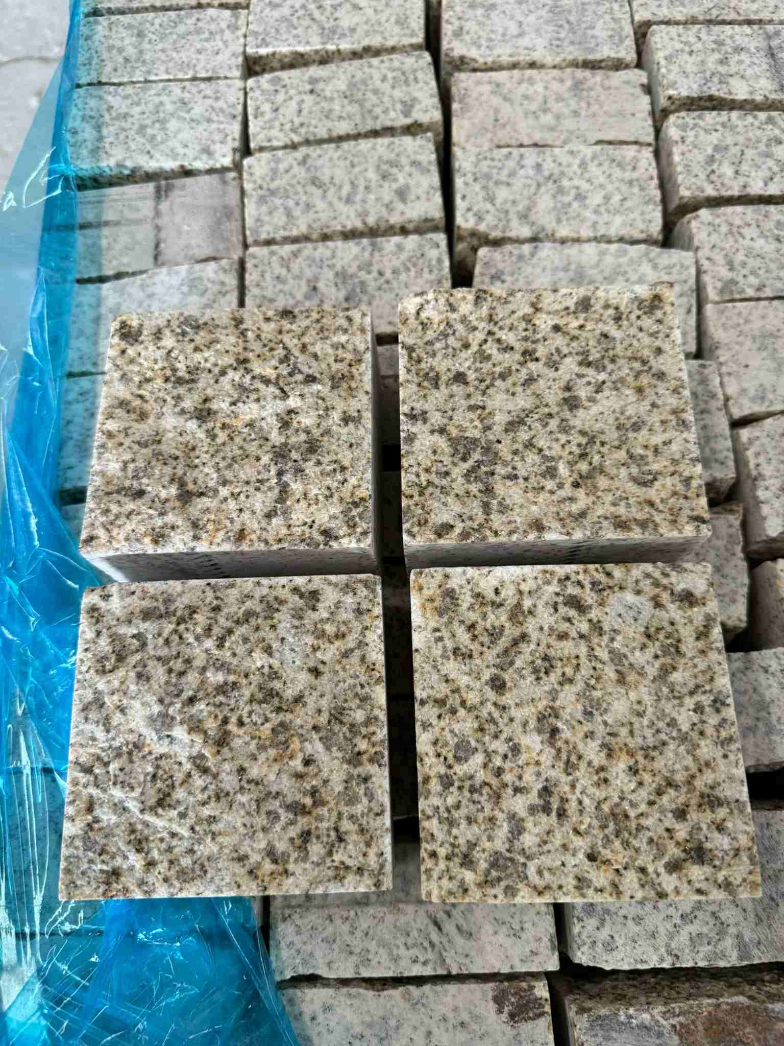 衡水 黄金麻花岗岩自然面小方块，弹石，马蹄石等