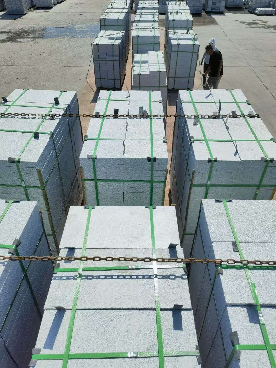 衡水 芝麻白花岗岩5公分地铺石 花岗岩厂家工厂装车日常