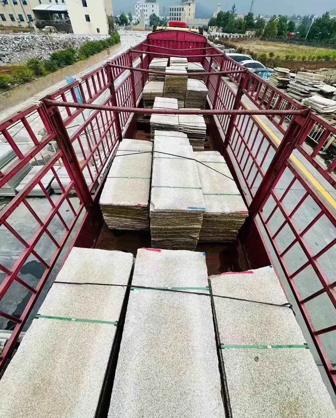 衡水 黄金麻花岗岩荔枝面，光面毛板装车完成