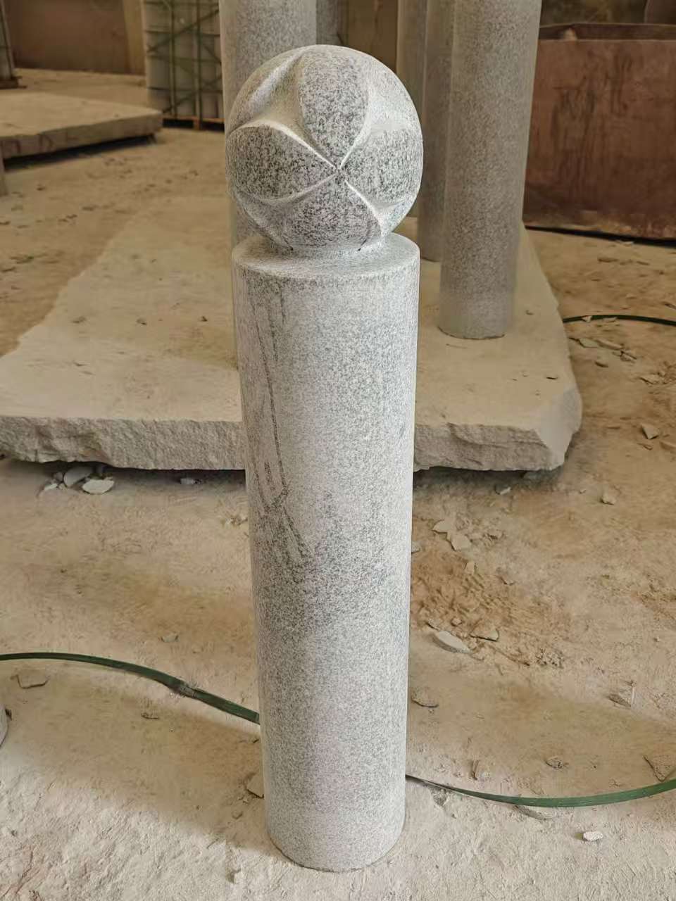 衡水 芝麻白花岗岩石材挡车石柱、停车柱、圆柱挡车柱、方柱挡车柱等