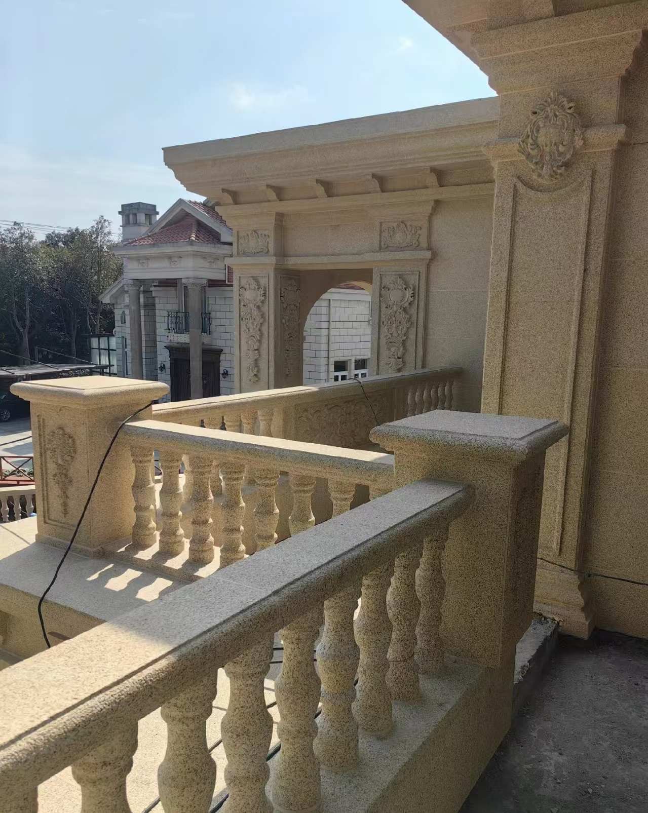 衡水 黄金麻别墅外墙干挂雕花配合阳台栏杆花瓶柱