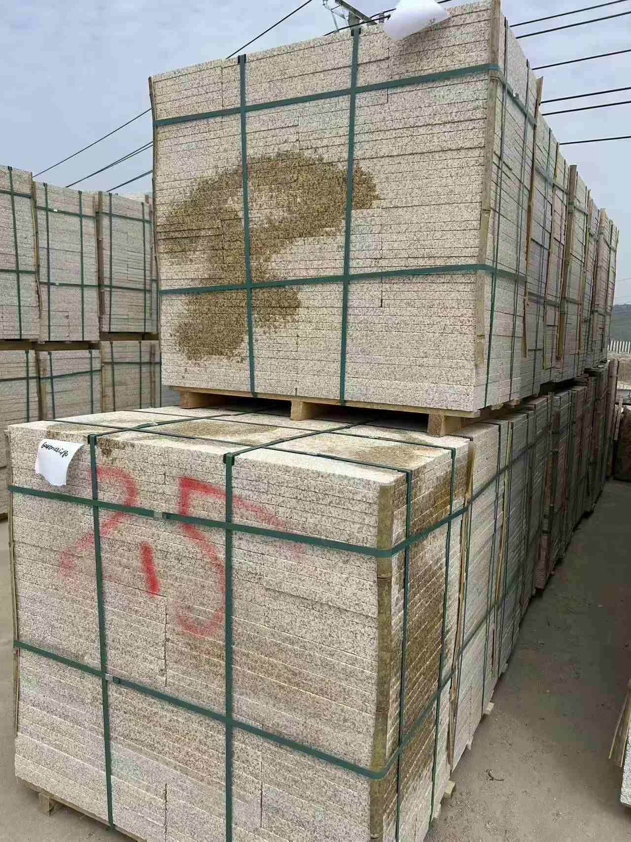 衡水 黄金麻花岗岩石材荔枝面地铺石2.5*300*600