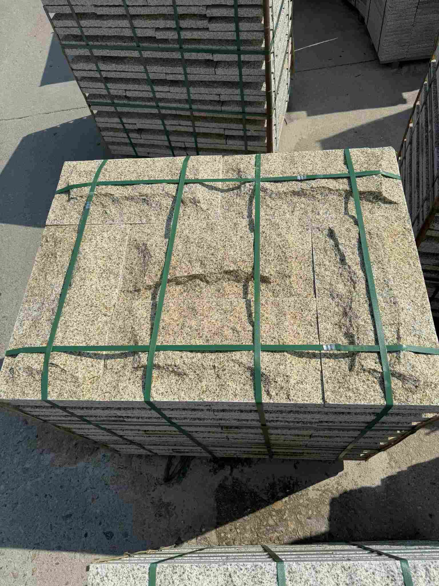 衡水 黄金麻花岗岩石材自然面蘑菇石成品