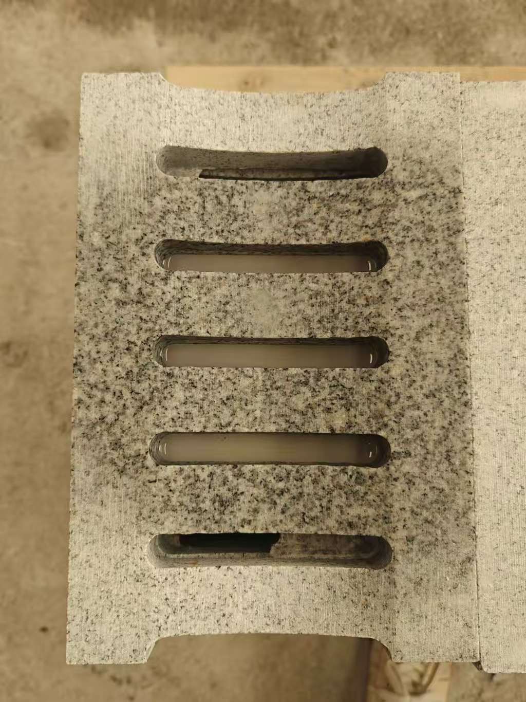 衡水 芝麻白拉丝面花岗岩U型开槽排水槽